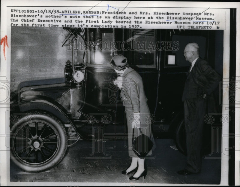 Load image into Gallery viewer, 1958 Press Photo Dwight and Mamie Eisenhower Tour Eisenhower Museum Abilene, KS
