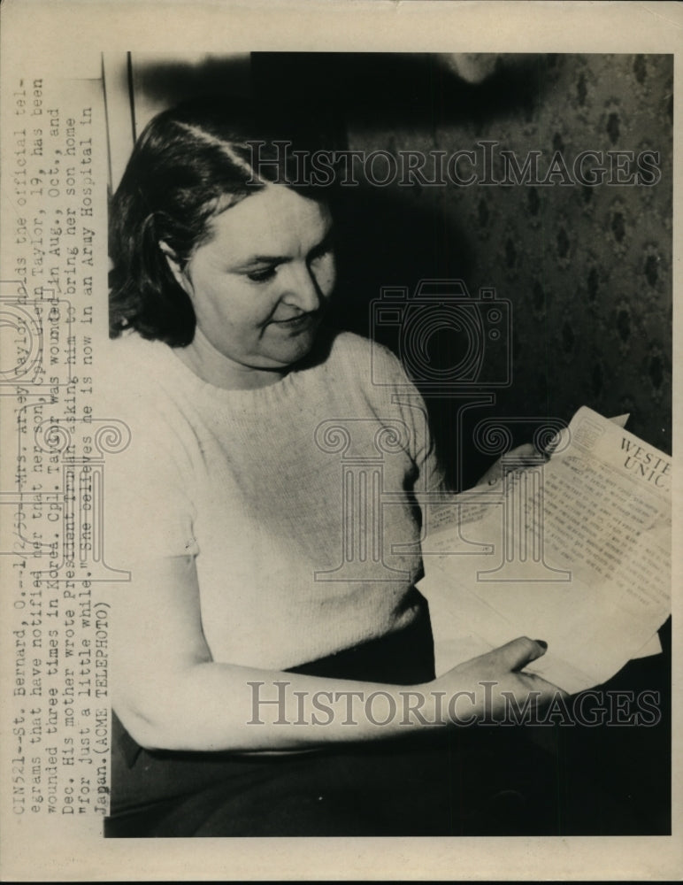 1950 Press Photo Arley Taylor holds telegrams notifying her son was injured