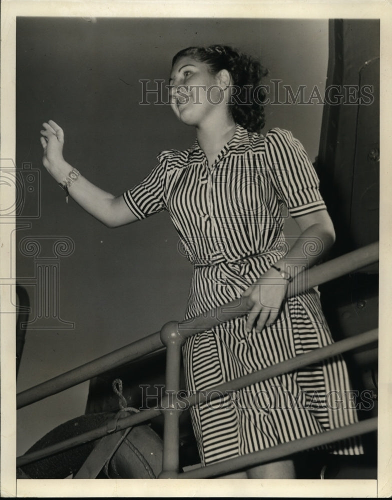 Load image into Gallery viewer, 1941 Press Photo Lilian Hellar waves to friends as she arrives in Jersey City
