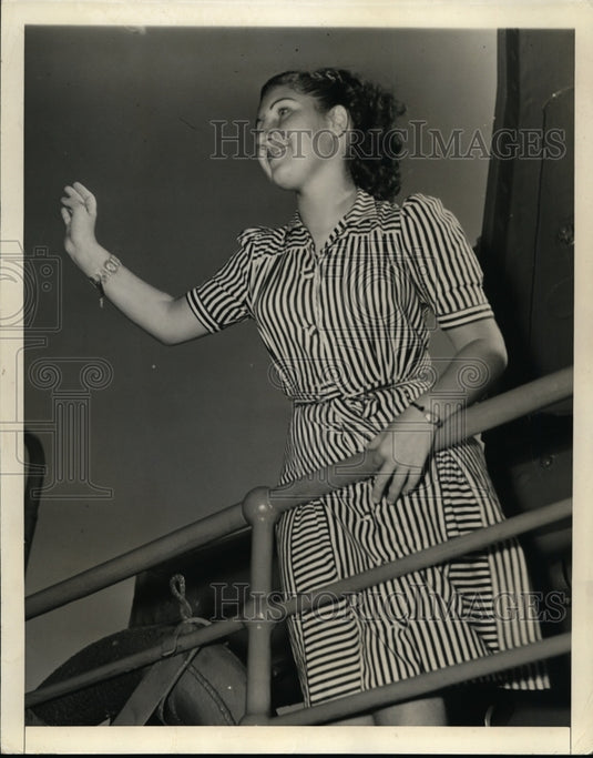 1941 Press Photo Lilian Hellar waves to friends as she arrives in Jersey City