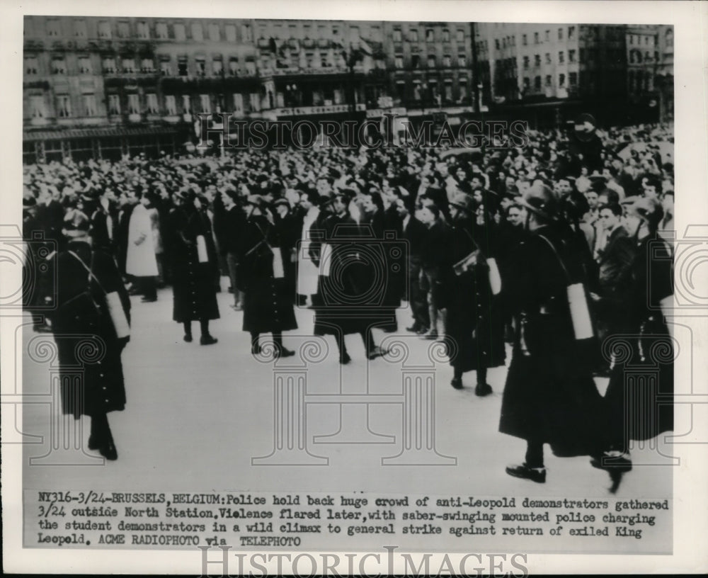 1950 Press Photo Police hold back crowd of anti-Leopold demonstrators