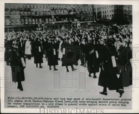 1950 Press Photo Police hold back crowd of anti-Leopold demonstrators