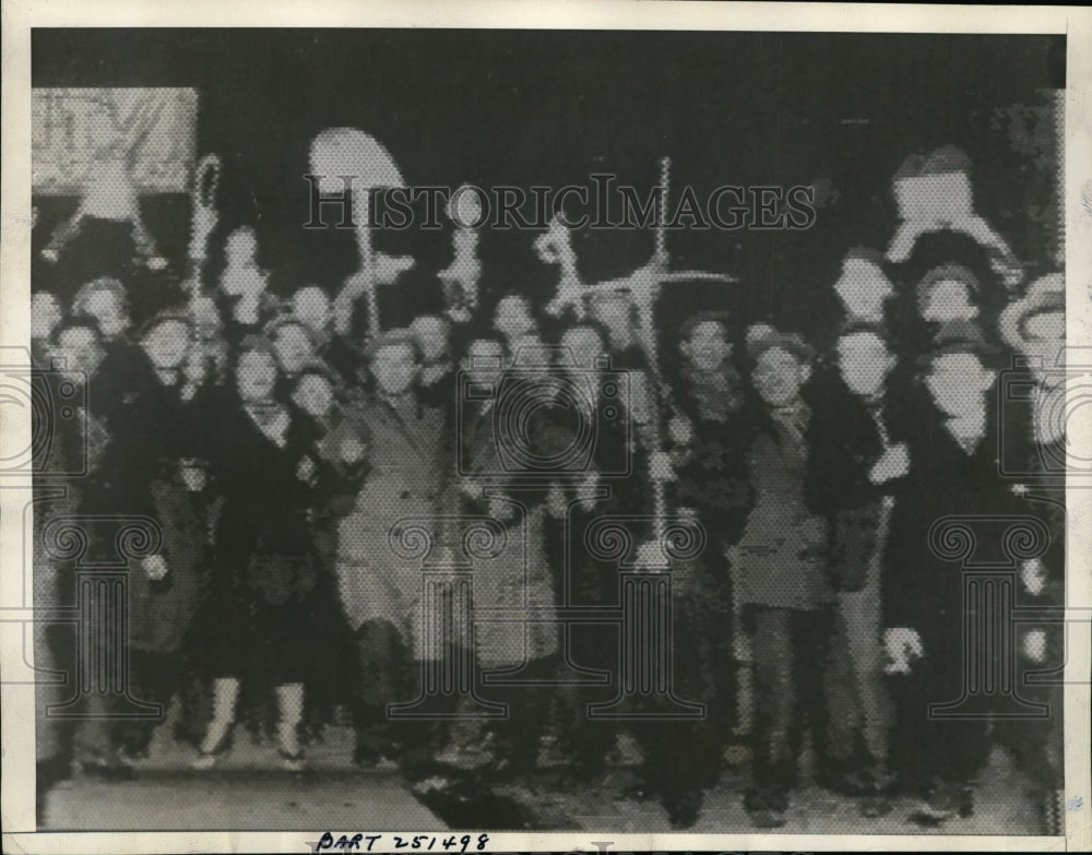 1934 Press Photo Rioters with pickaxes & shovels march in Paris - nef00172
