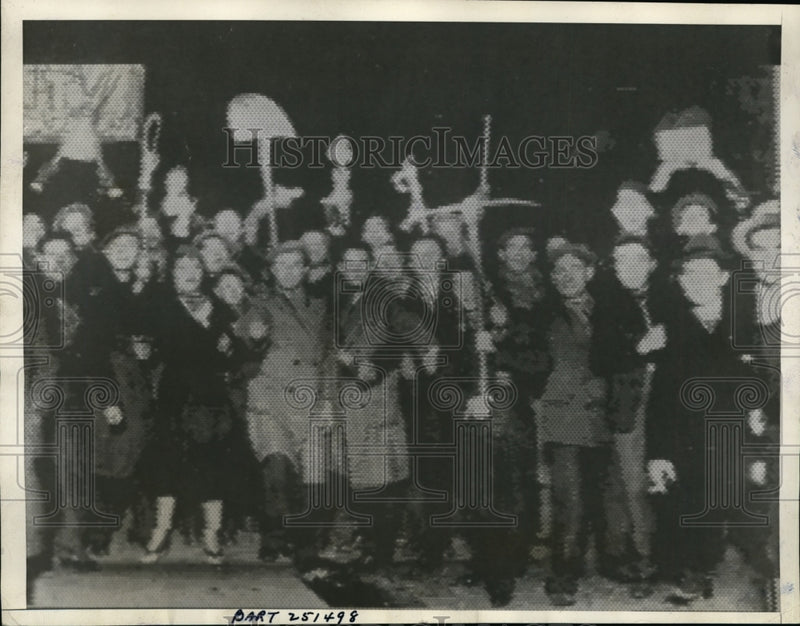 Load image into Gallery viewer, 1934 Press Photo Rioters with pickaxes &amp; shovels march in Paris - nef00172
