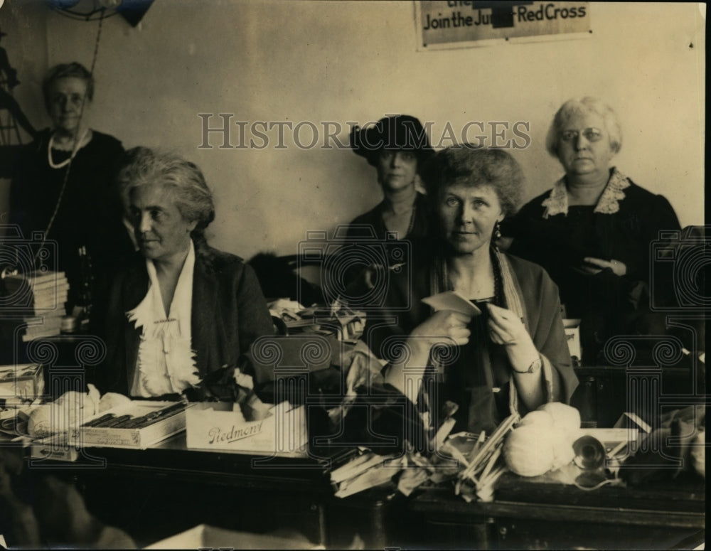 1922 Press Photo Wives of Navy personnel fill Christmas stockings - nef00193