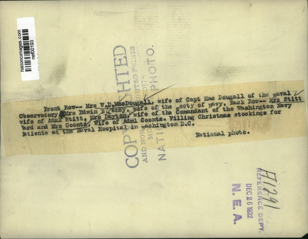 1922 Press Photo Wives of Navy personnel fill Christmas stockings - nef00193