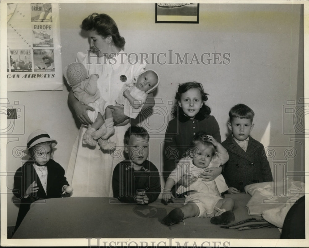 1942 Press Photo Nurse Erna Behm cares for newborns in hospital - nef00204