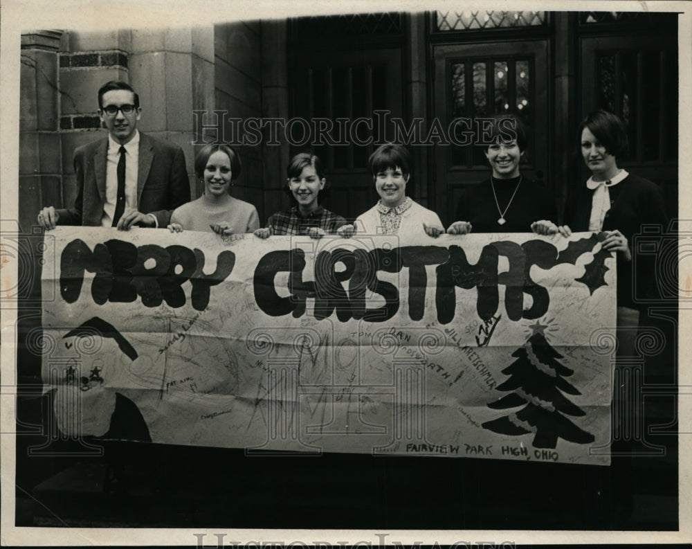 1967 Press Photo Joseph Tressman & his students make Christmas card - nef00206