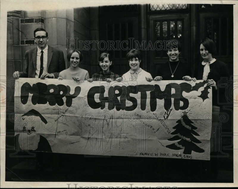 Load image into Gallery viewer, 1967 Press Photo Joseph Tressman &amp; his students make Christmas card - nef00206
