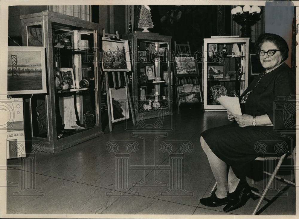 1965 Press Photo Winifred Hodges at arts & crafts exhibit - nef00247