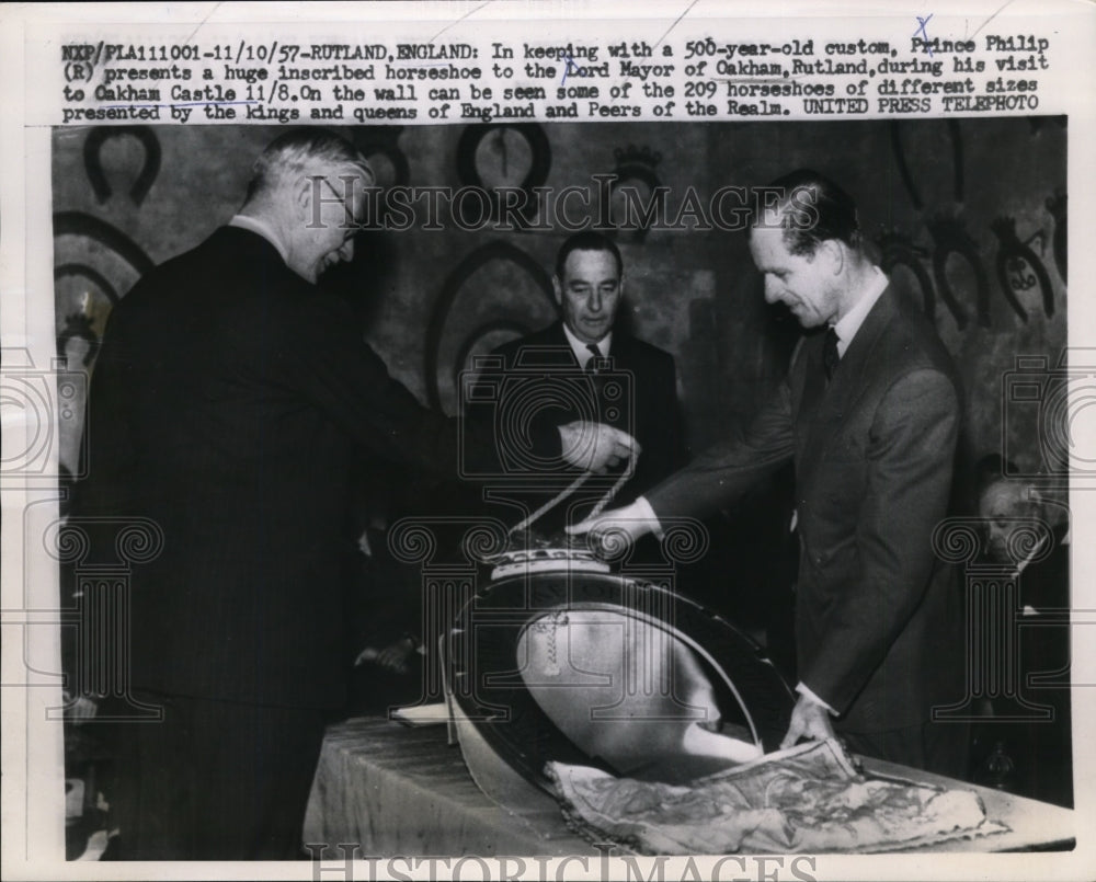 1957 Press Photo Prince Philip presents inscribed horseshoe to Lord Mayor