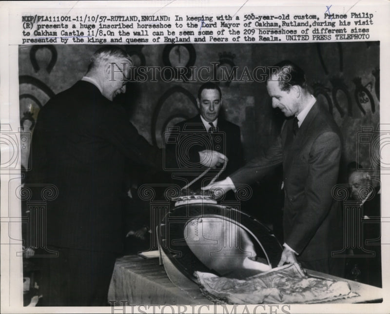 Load image into Gallery viewer, 1957 Press Photo Prince Philip presents inscribed horseshoe to Lord Mayor
