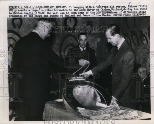 1957 Press Photo Prince Philip presents inscribed horseshoe to Lord Mayor