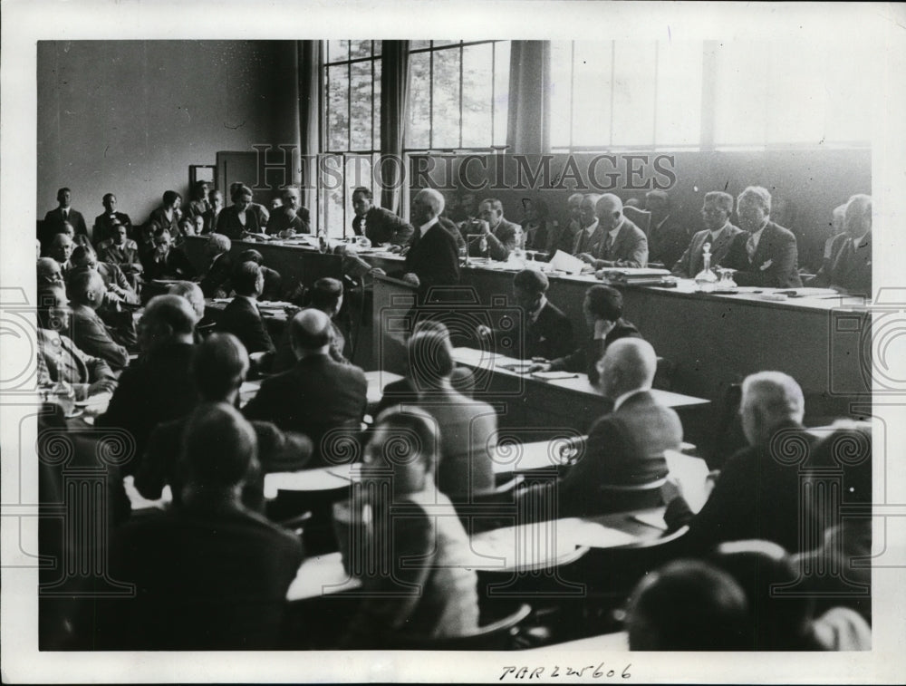 1933 Press Photo US Ambassador Norman Davis gives speech at conference
