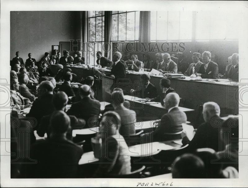 Load image into Gallery viewer, 1933 Press Photo US Ambassador Norman Davis gives speech at conference
