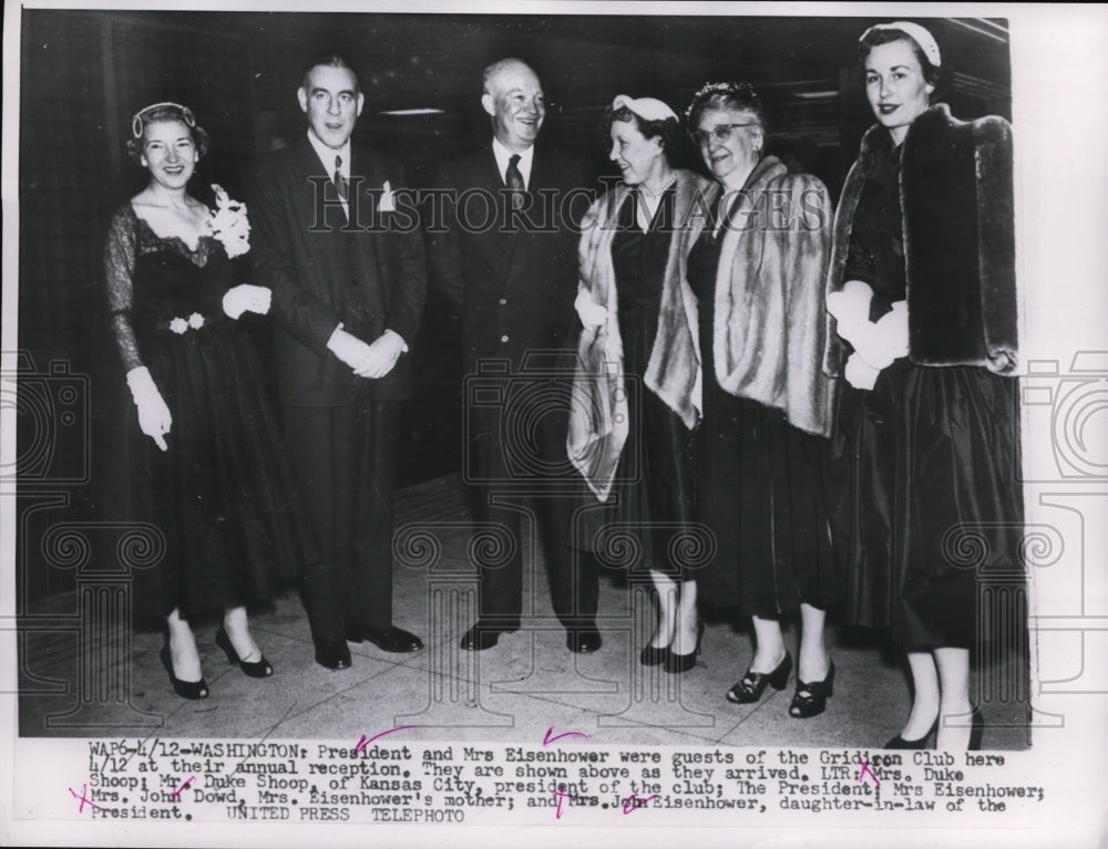 1958 Press Photo President And Mrs,Eisenhower With Members Of Gridiron Club- Historic Images