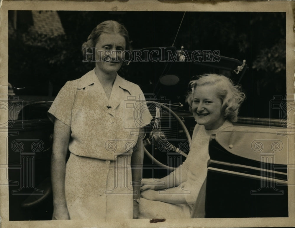 1939 Press Photo Mrs EP Bruch & daughter Aileen with their car - nef00610