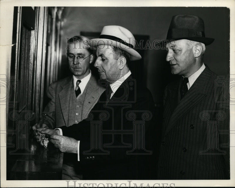 Load image into Gallery viewer, 1927 Press Photo Guy Mahon, W.J. Muphy, And W.H. King - nef00625
