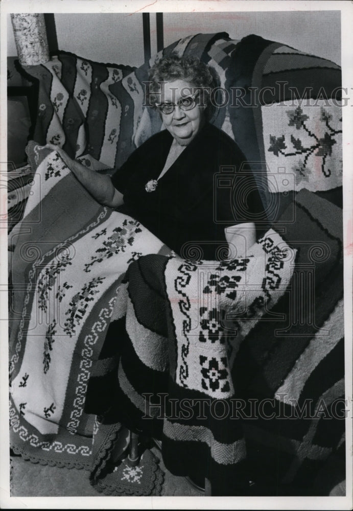 Load image into Gallery viewer, 1967 Press Photo Mrs O Bae Miller with her blankets - nef00844
