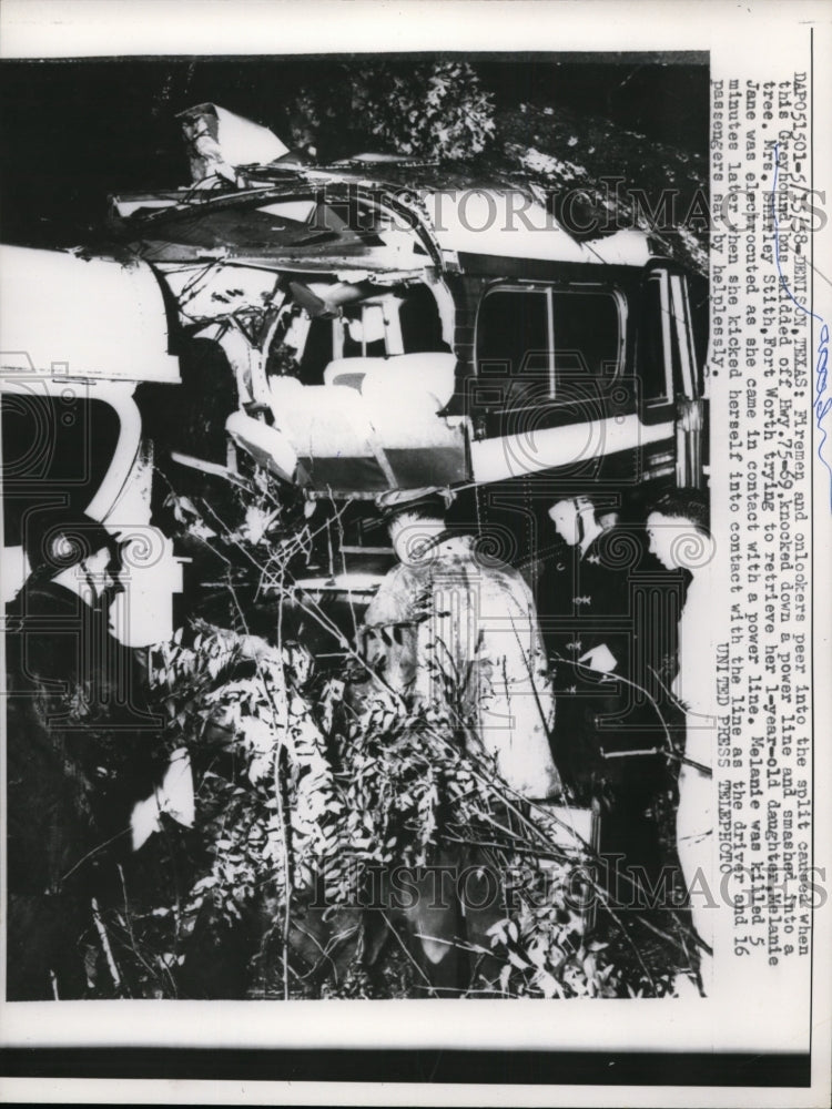 1958 Press Photo Firemen and onlookers peer into wreckage of Greyhound bus