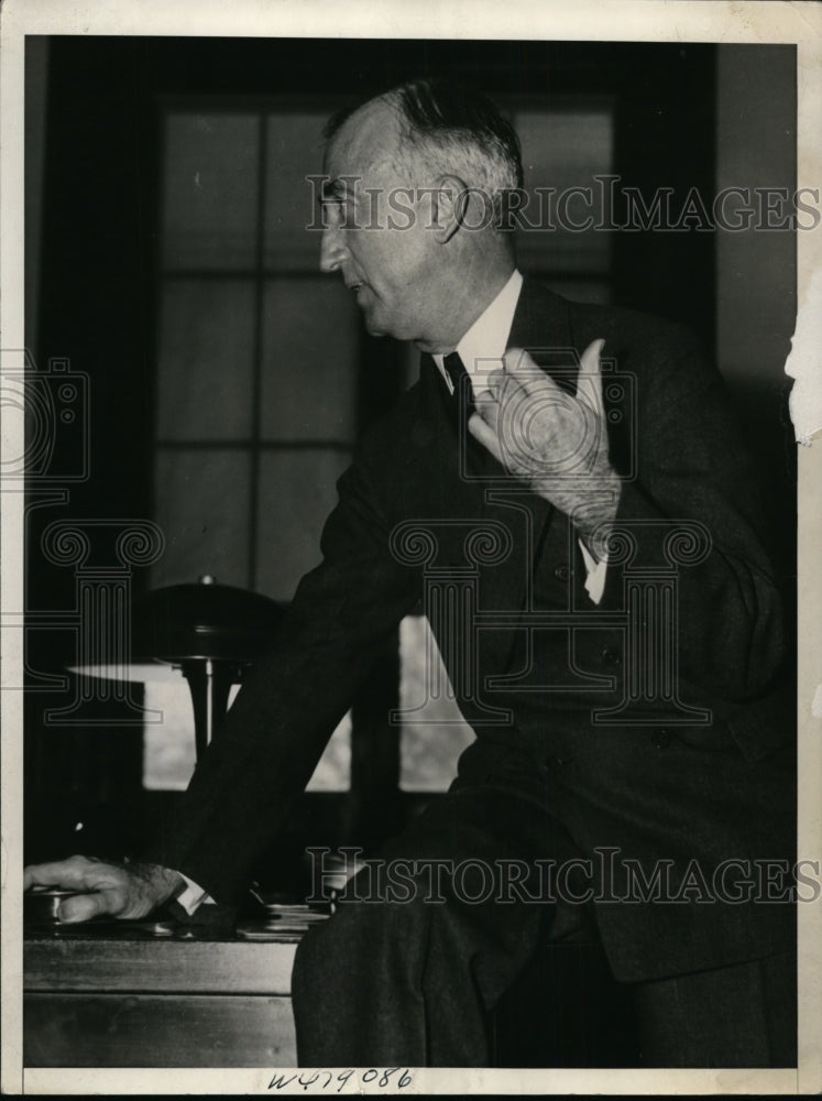 1938 Press Photo Senator Joseph Byrnes holds press conference - nef00914