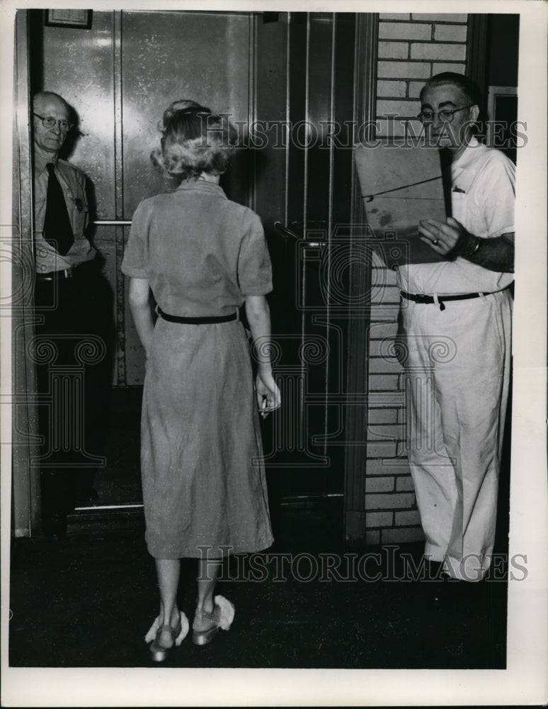 1952 Press Photo A Pregnant Patient Getting Checked In For An Examination
