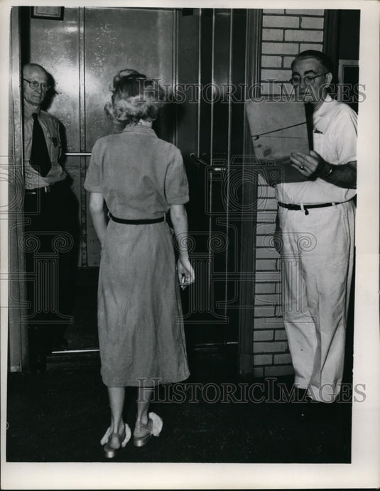 1952 Press Photo A Pregnant Patient Getting Checked In For An Examination