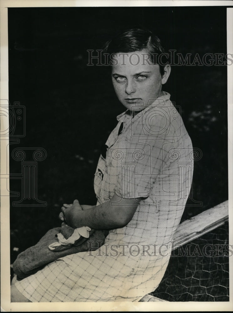1936 Press Photo Barbara Tyler escapes boat capsizing on Gardners Lake
