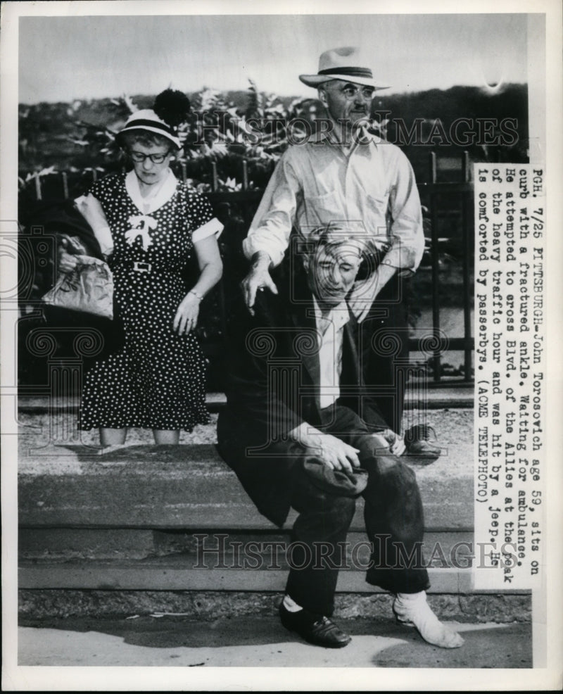 Load image into Gallery viewer, 1950 Press Photo John Torosovich sits on curb with fractured ankle - nef01254
