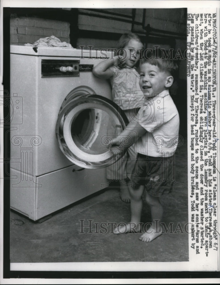 Load image into Gallery viewer, 1962 Press Photo Todd &amp; Theresa Thompson play in laundry room - nef01266
