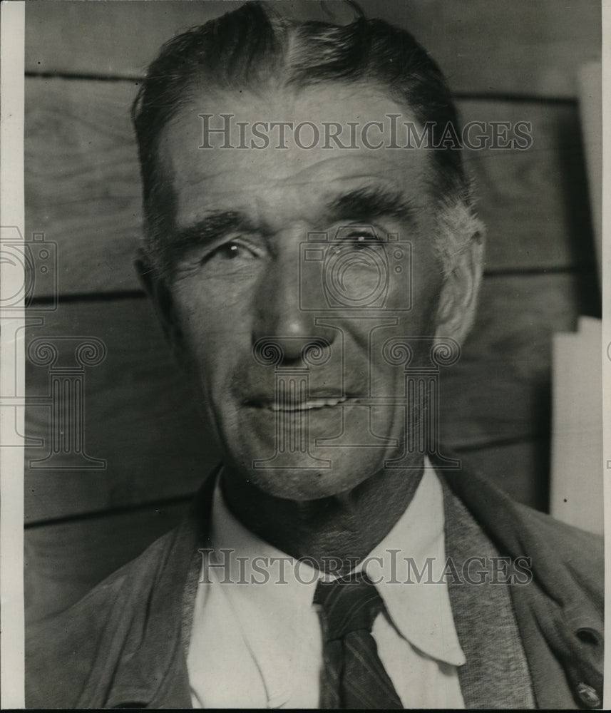 1933 Press Photo Jim Fitzgerald clean of US green keepers - nef01269- Historic Images