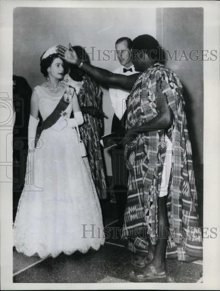 1961 Press Photo Berobed Ghanian salutes Englands Queen Elizabeth II- Historic Images