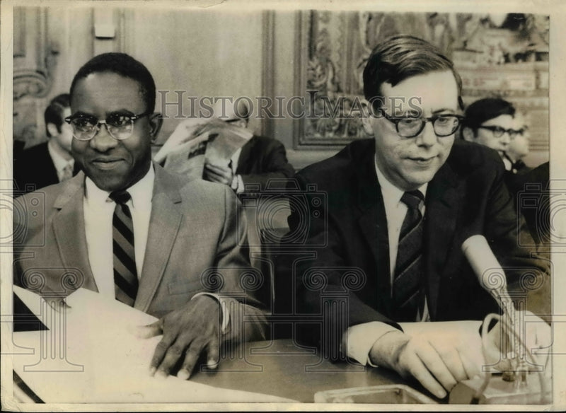 Load image into Gallery viewer, 1968 Press Photo Andrew Bremmer &amp; Arthur Okun get ready for meeting - nef01455

