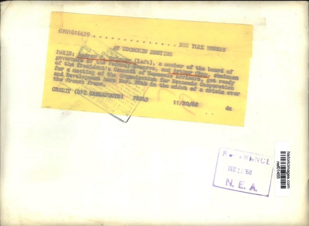 1968 Press Photo Andrew Bremmer & Arthur Okun get ready for meeting - nef01455