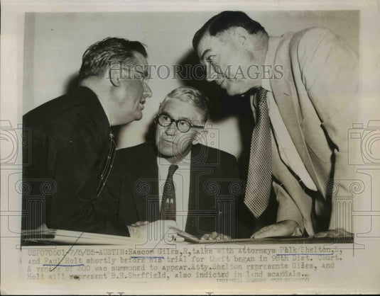 1955 Press Photo Bascom Giles talks with attorneys Polk Shelton & Paul Holt
