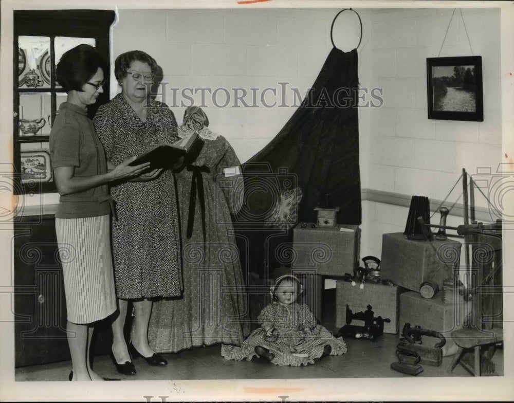 1966 Press Photo Mrs Daniel Ferris & Marian Jencick look at items at society