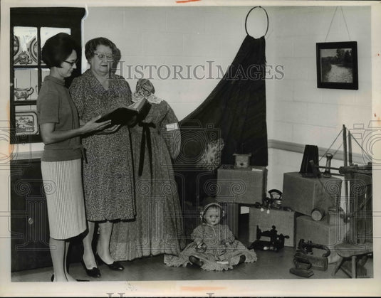 1966 Press Photo Mrs Daniel Ferris & Marian Jencick look at items at society