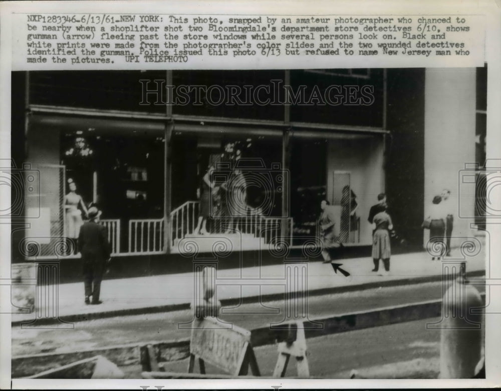 1961 Press Photo Shoplifter flees Bloomingdales Department Store - nef01518