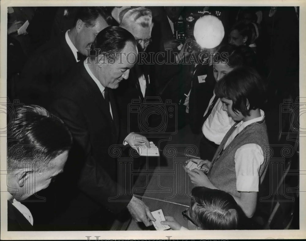 1966 Press Photo Vice President Herbert Humphrey at St. Charles Borromeo School