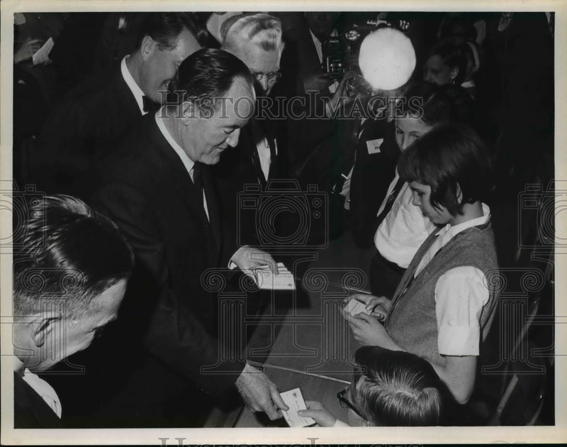 Load image into Gallery viewer, 1966 Press Photo Vice President Herbert Humphrey at St. Charles Borromeo School

