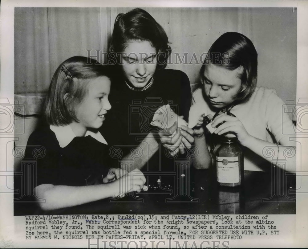 1953 Press Photo Kate Kuulei & Patty Mobley with albino squirrel - nef01548