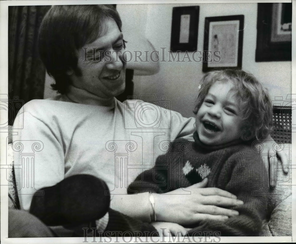 1971 Press Photo Erik Kirkland & Son Christopher After Otto Preminger Claims Him