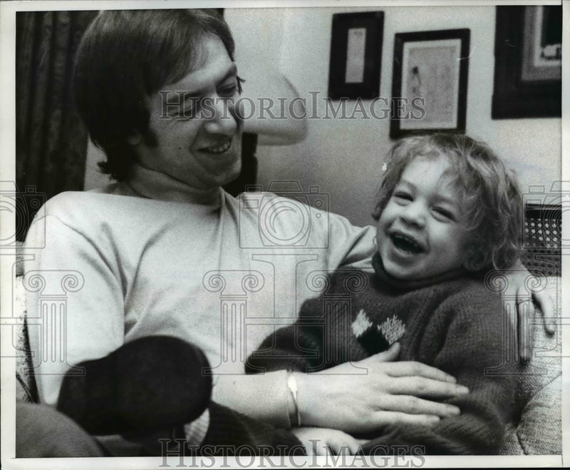 Load image into Gallery viewer, 1971 Press Photo Erik Kirkland &amp; Son Christopher After Otto Preminger Claims Him
