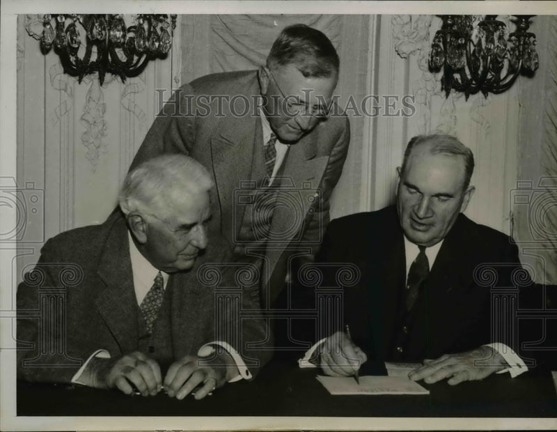Load image into Gallery viewer, 1938 Press Photo Railway officials JJ Pelley Carl Gray &amp; JJ Jenks - nef01673

