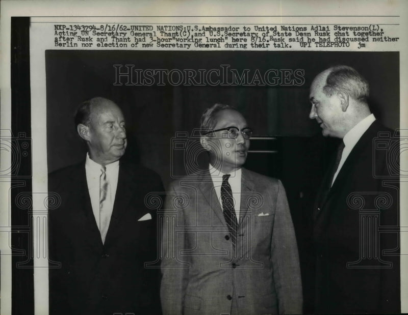 Load image into Gallery viewer, 1962 Press Photo Acting UN Secretary General U Thant talks with US Officials
