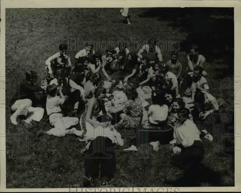 Load image into Gallery viewer, 1939 Press Photo Children in Rocky Rover Metropolitan Park - nef01717
