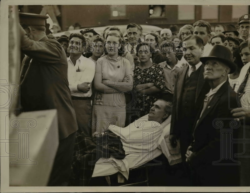 Load image into Gallery viewer, 1936 Press Photo Bedridden Charles Ingalls Listens To Arizona Governor's Address
