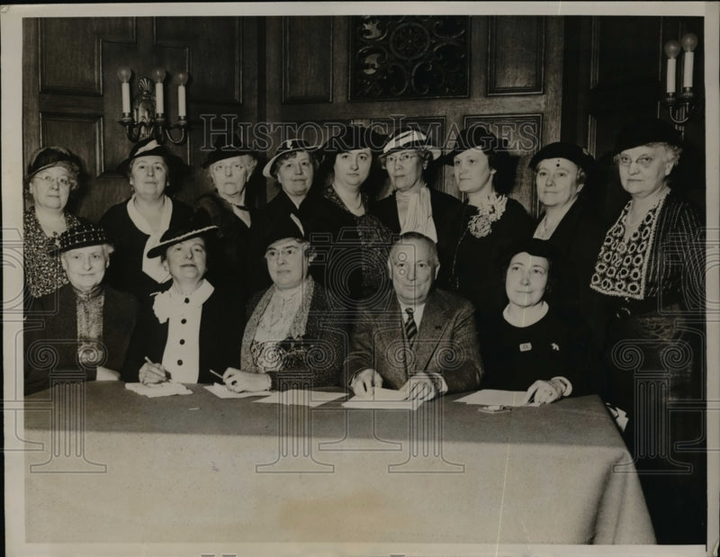 Load image into Gallery viewer, 1936 Press Photo Women gather at meeting of Republican National Committee
