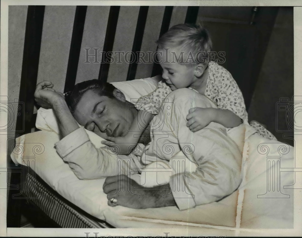 1987 Press Photo Toddler Waking Up Sleeping Father - nef01856
