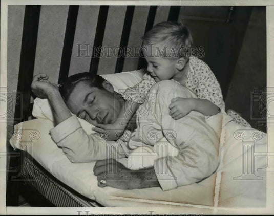 1987 Press Photo Toddler Waking Up Sleeping Father - nef01856